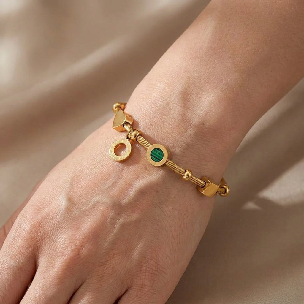 Rhian – Bracelete dourado de assinatura