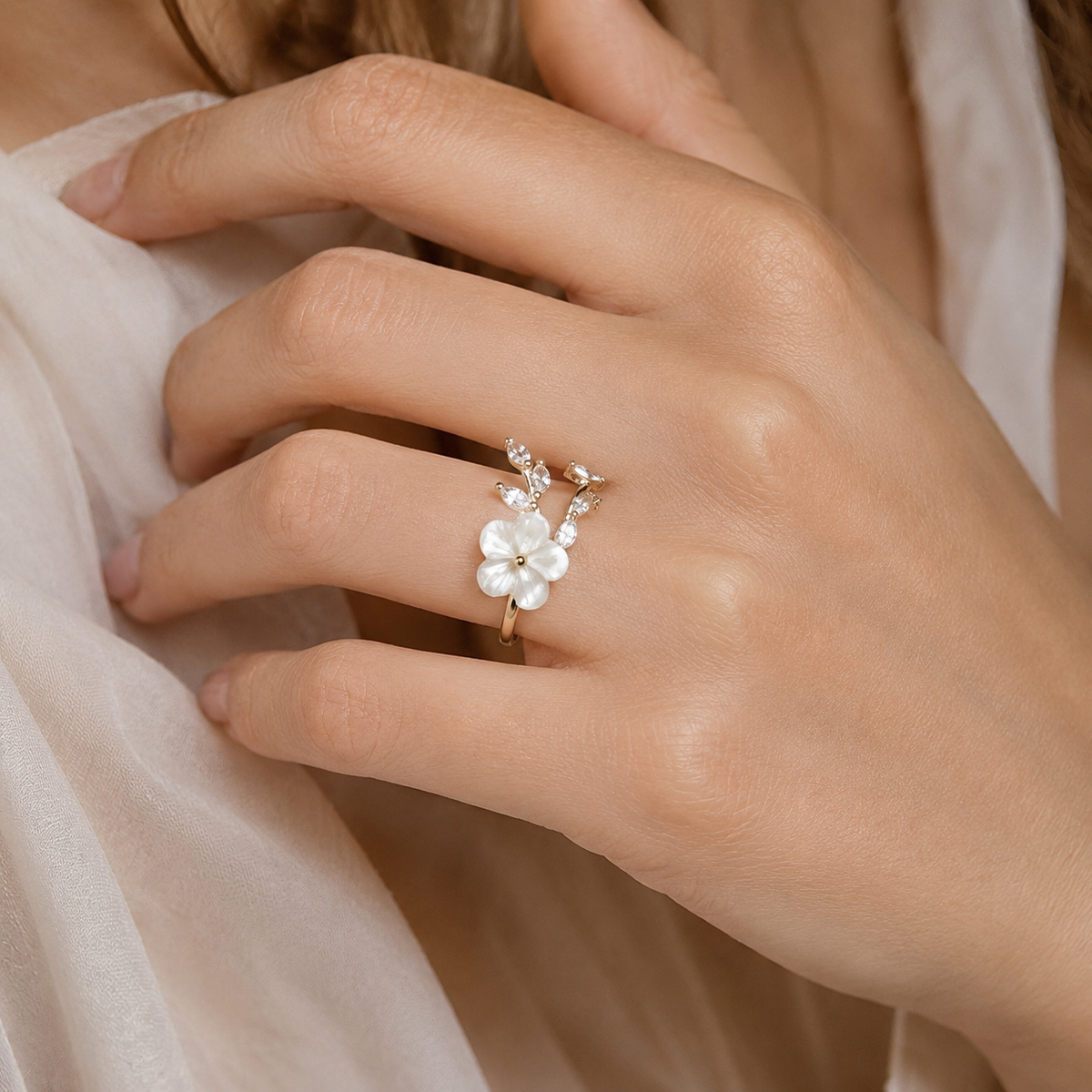 Mayla – Bague floral com flores brancas