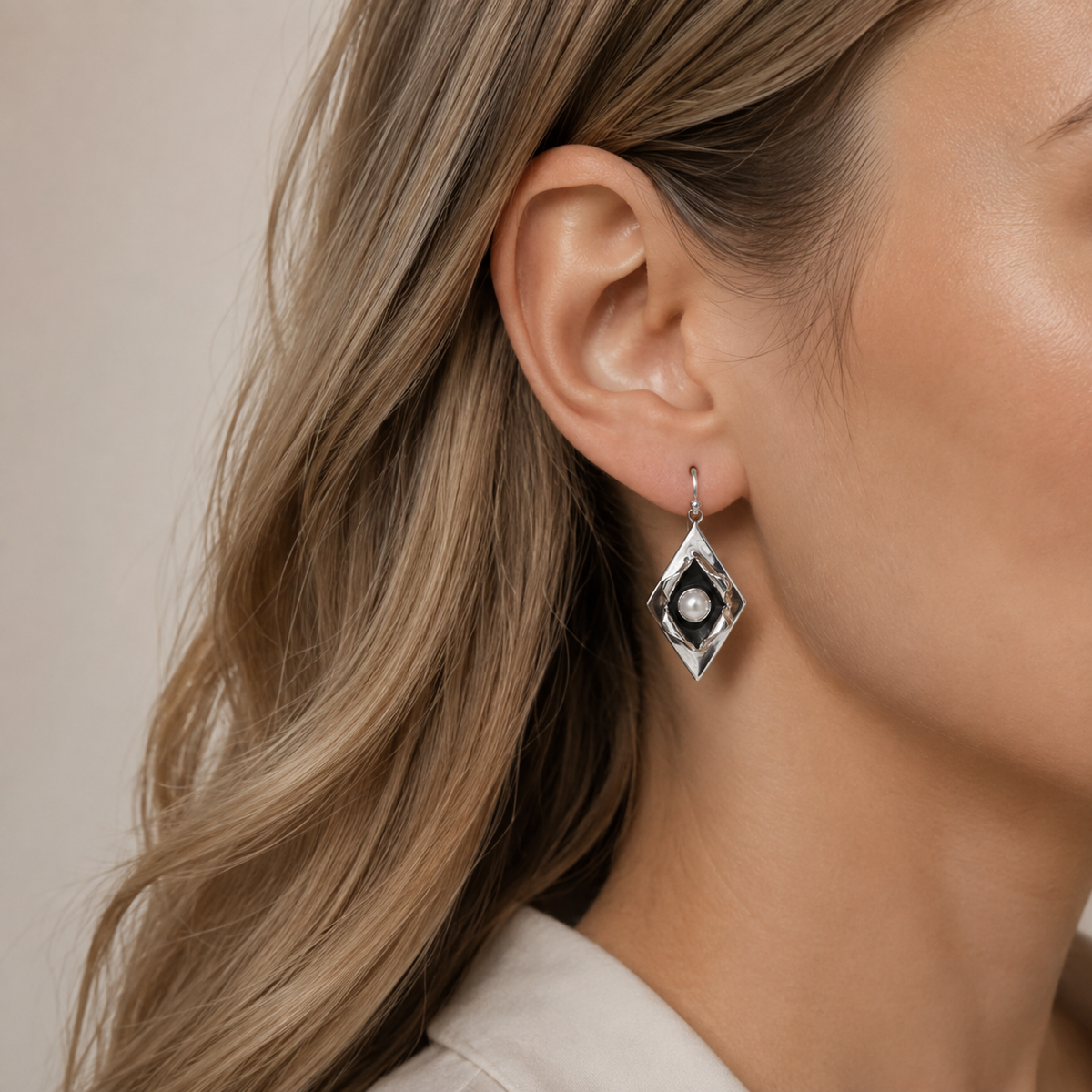Nova – Brincos vintage elegantes com pérolas e tom prateado