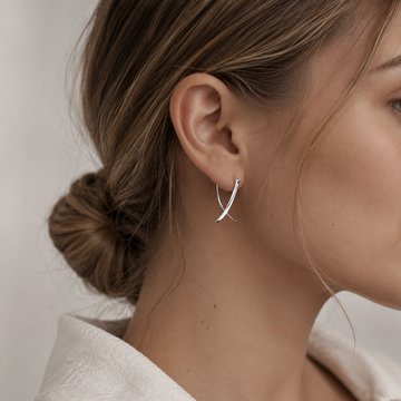 Vanny – Brincos cruz em ouro elegante