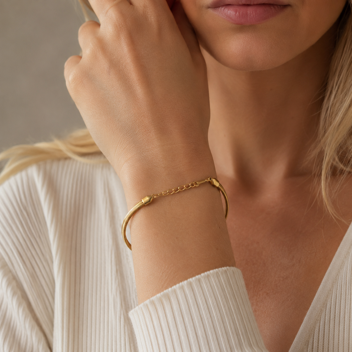 Livia – Bracelete serpente dourado elegante