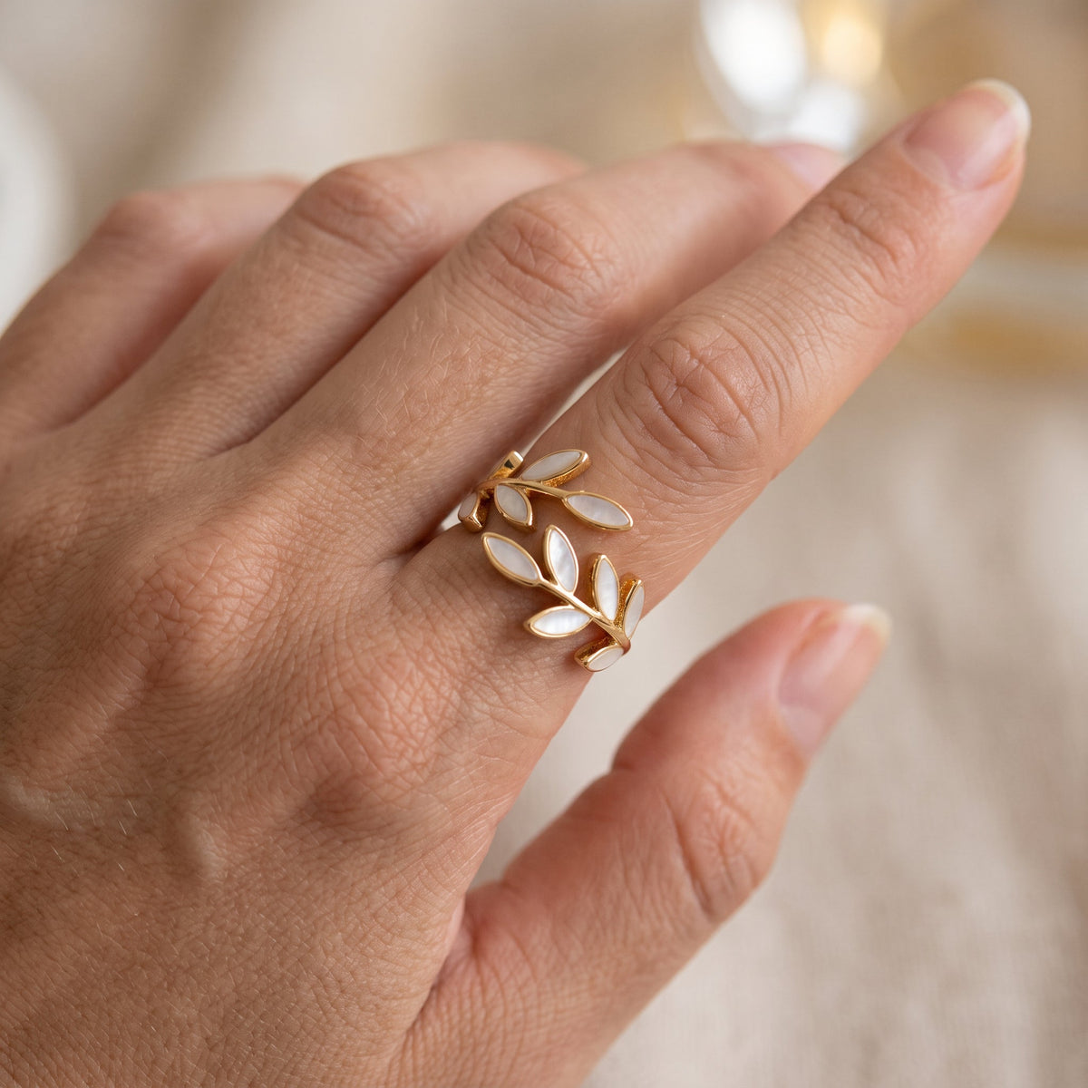 Auriane – Bague dourada folha e opala branca