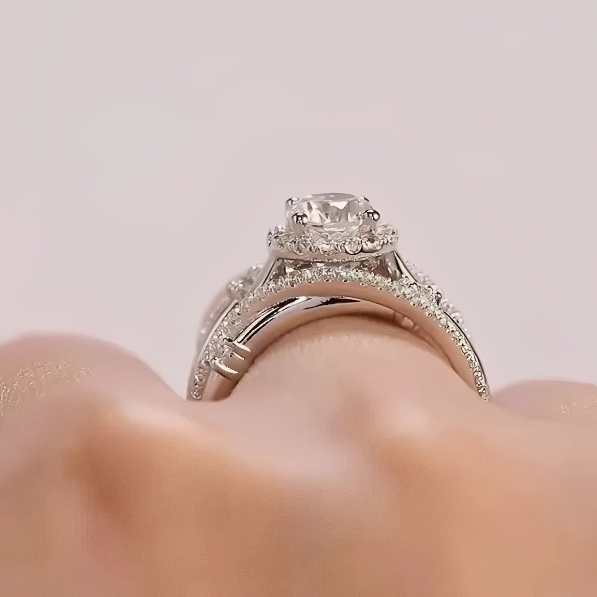 Ivanna – Bague brilhante com design entrelaçado