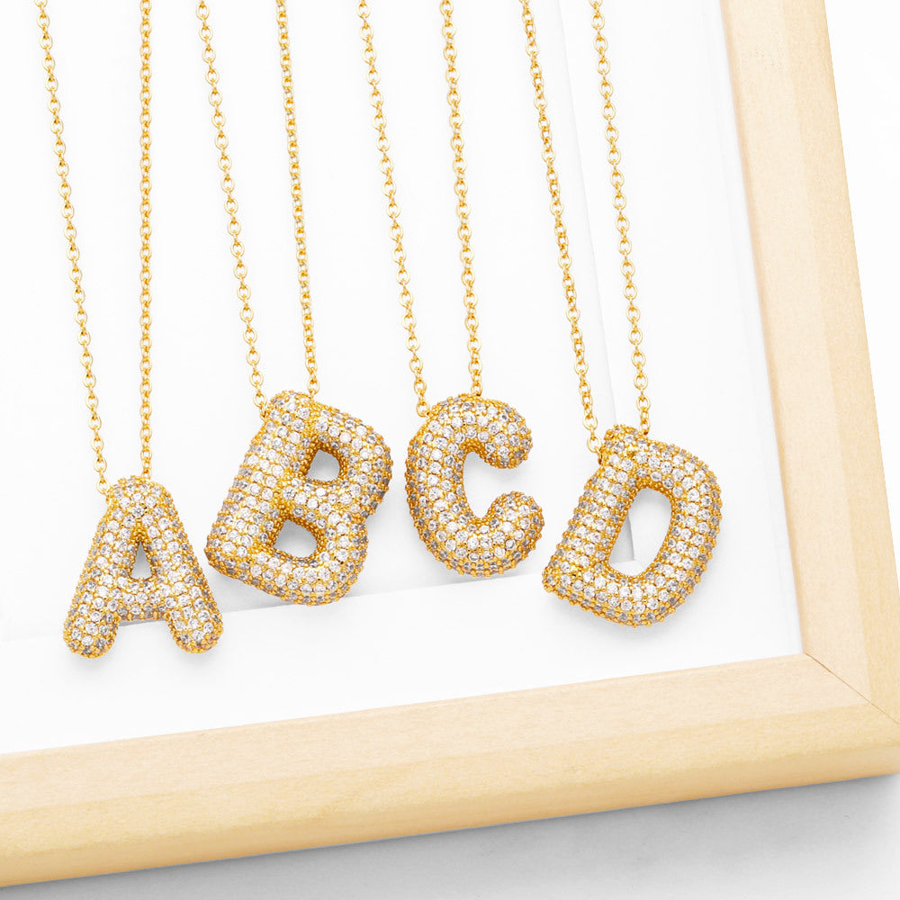 Colar Bubbly brilhante com letra incrustada