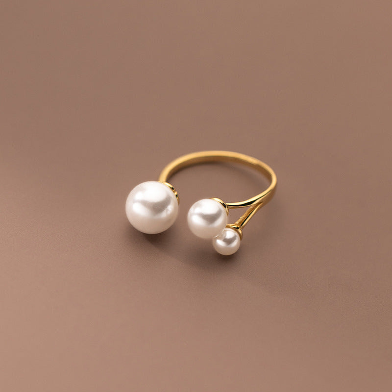 Clara – Bague ajustável com pérola de água doce e design triangular