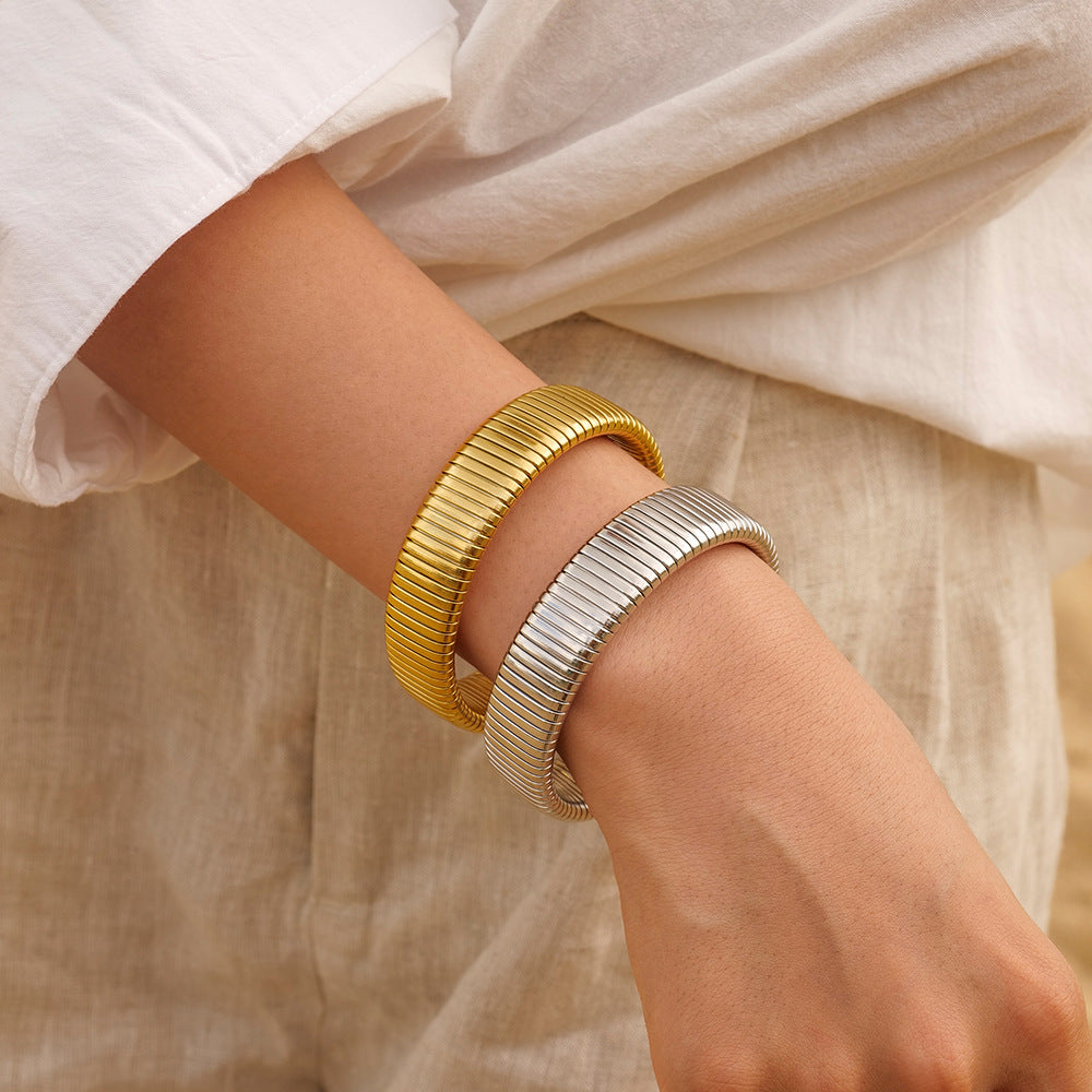 Celeste - Bracelete em ouro com linhas verticais