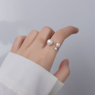 Clara – Bague ajustável com pérola de água doce e design triangular
