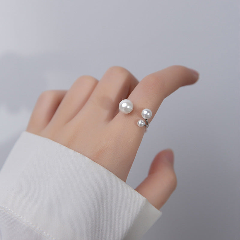 Clara – Bague ajustável com pérola de água doce e design triangular