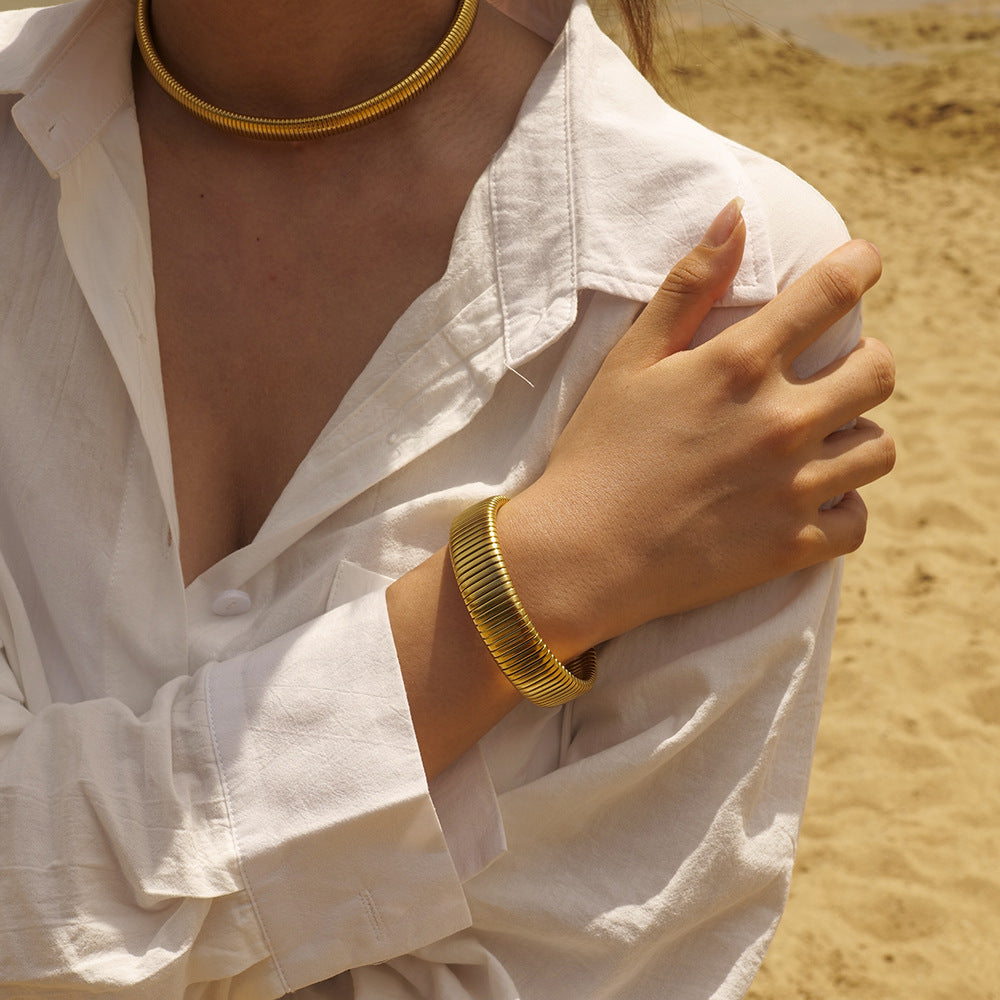 Celeste - Bracelete em ouro com linhas verticais
