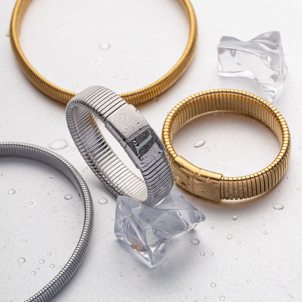 Celeste - Bracelete em ouro com linhas verticais
