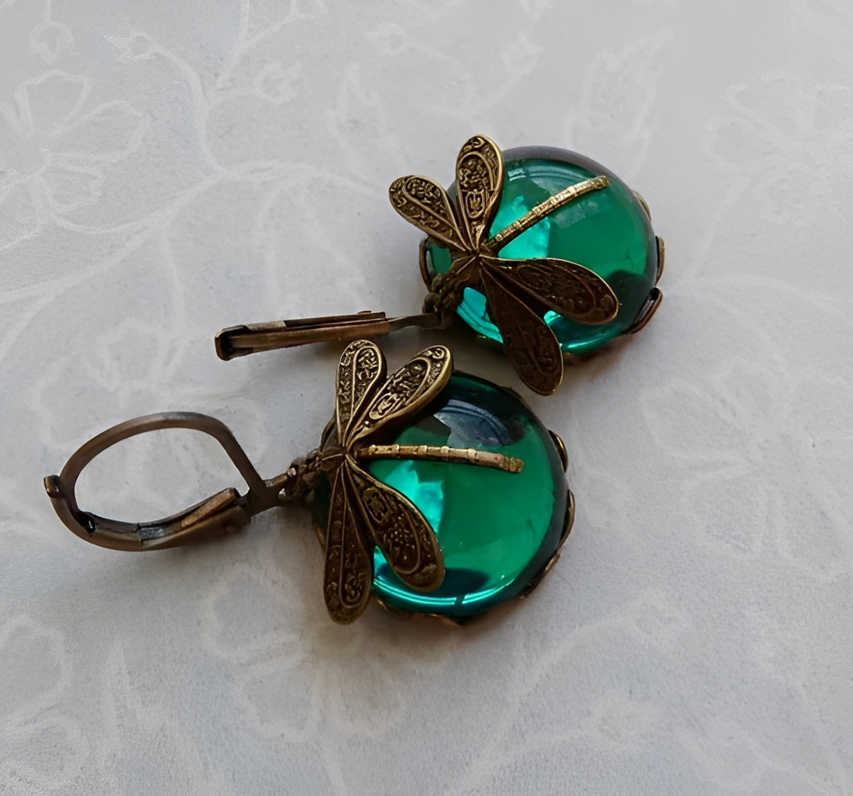 Elandra – Brincos em forma de libélula esférica em ouro antigo