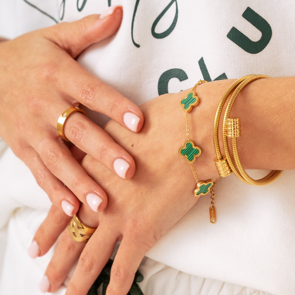 Angie – Bracelete com design torcido em ouro