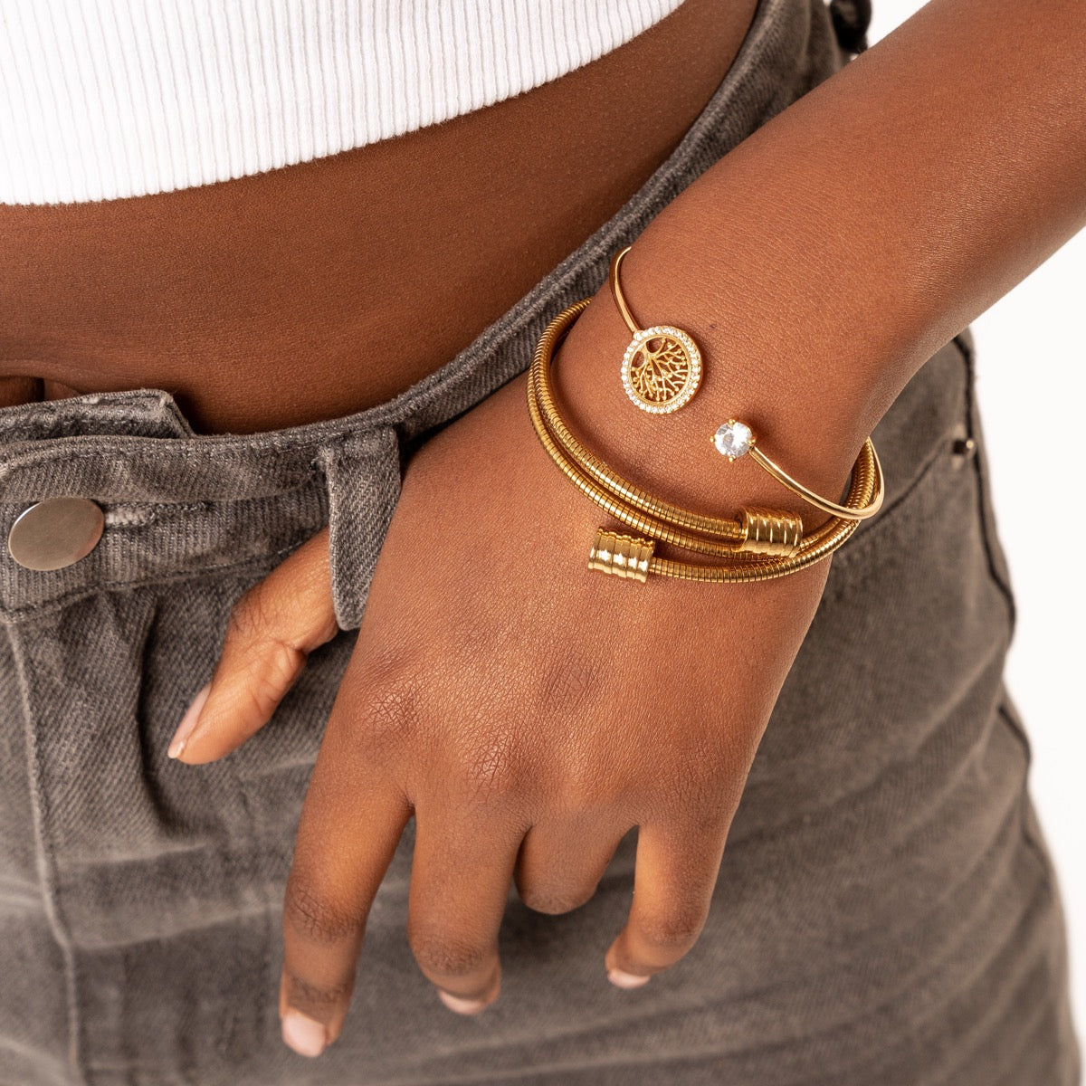 Angie – Bracelete com design torcido em ouro