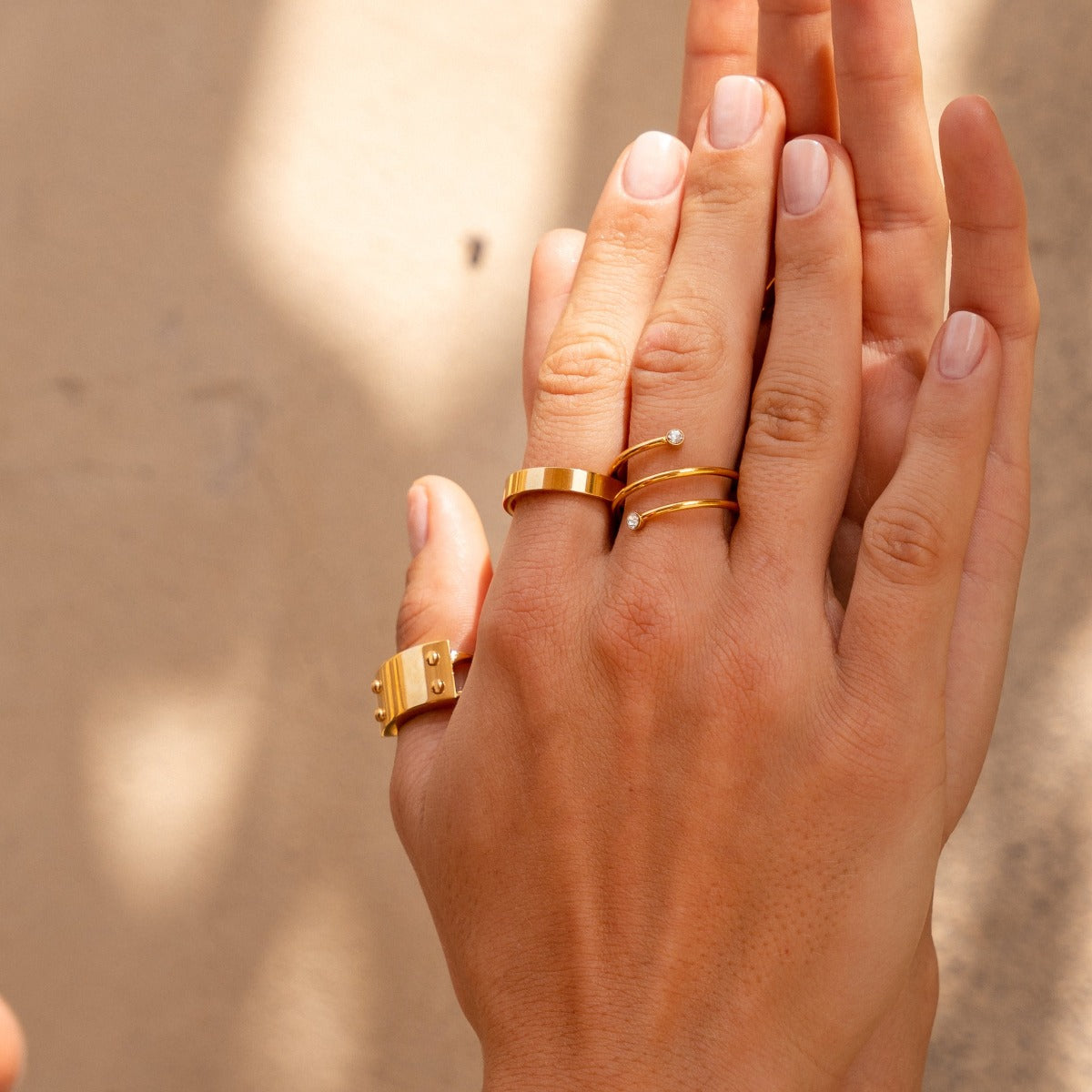 Riza – Bague espiral com pedra