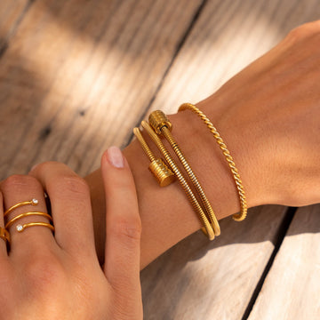 Angie – Bracelete com design torcido em ouro