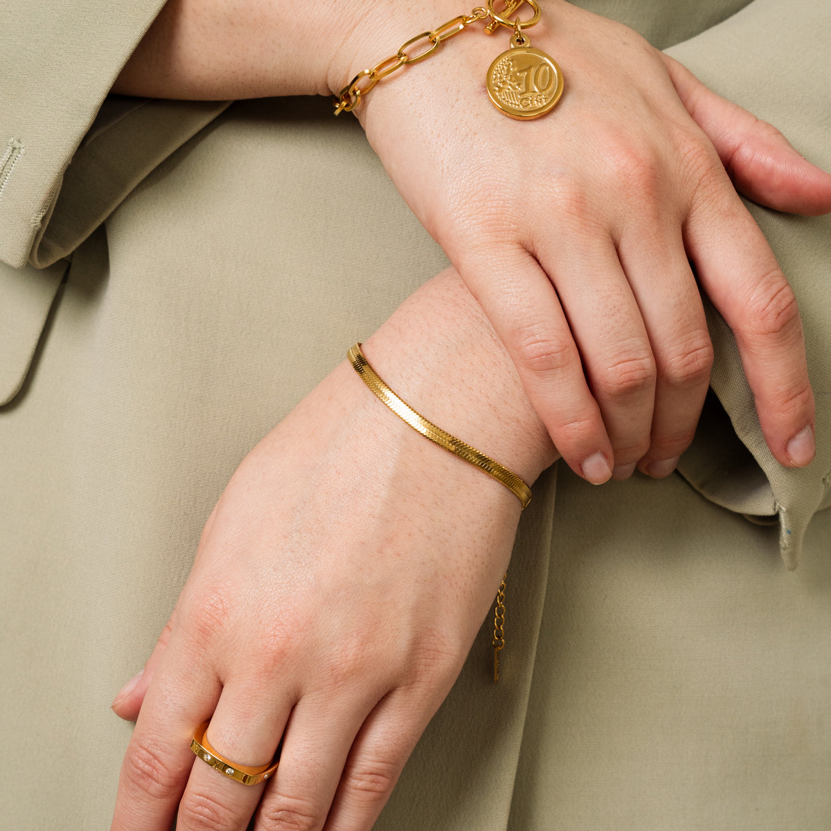 Livia – Bracelete serpente dourado elegante
