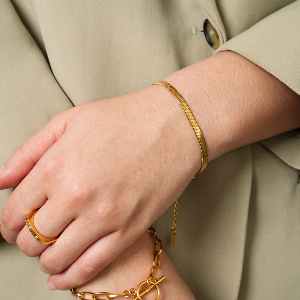 Livia – Bracelete serpente dourado elegante