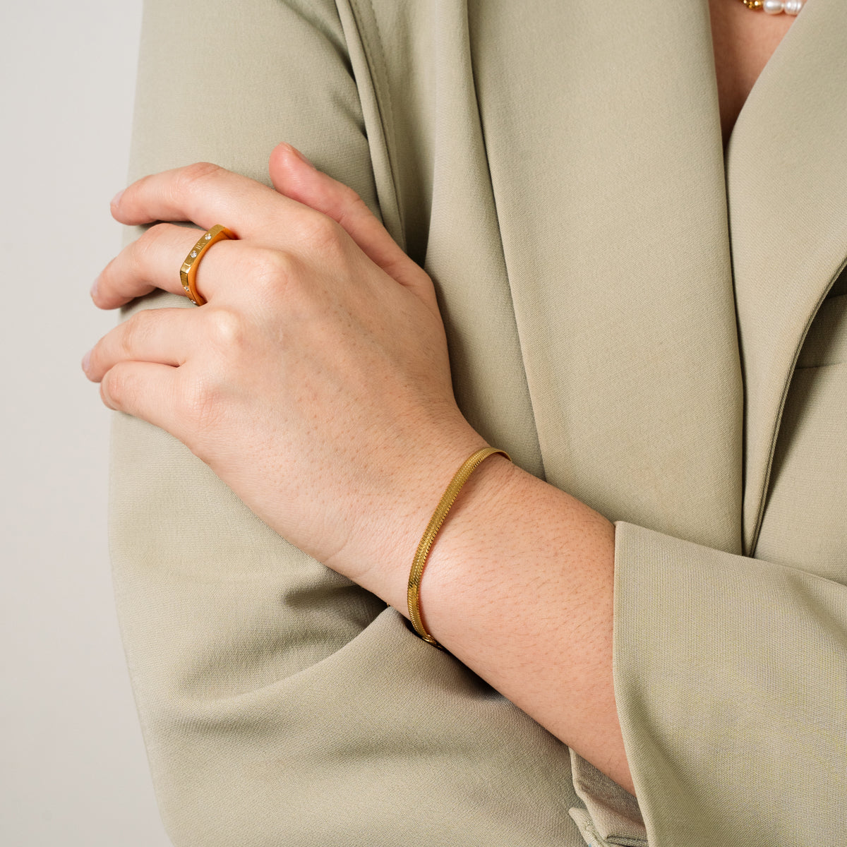 Livia – Bracelete serpente dourado elegante
