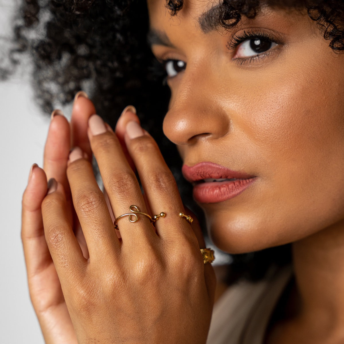 Neri – Bague anti-estresse ajustável com pérolas