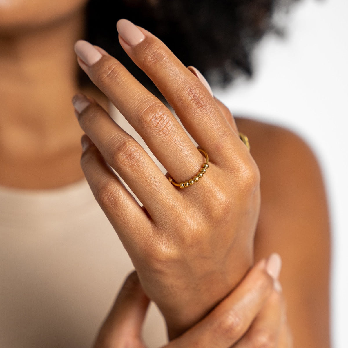 Neri – Bague anti-estresse ajustável com pérolas