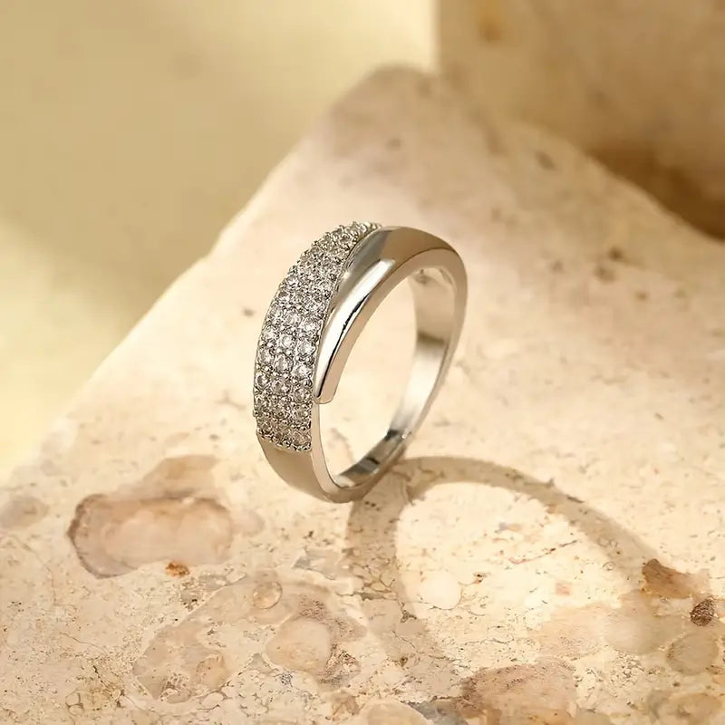 Emiko – Bague em ouro amarelo com pedras brilhantes