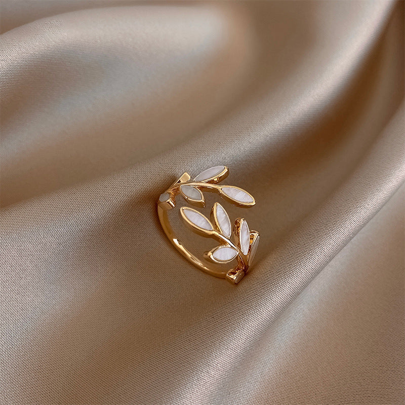 Sylvie – Bague aberta em prata e opala branca