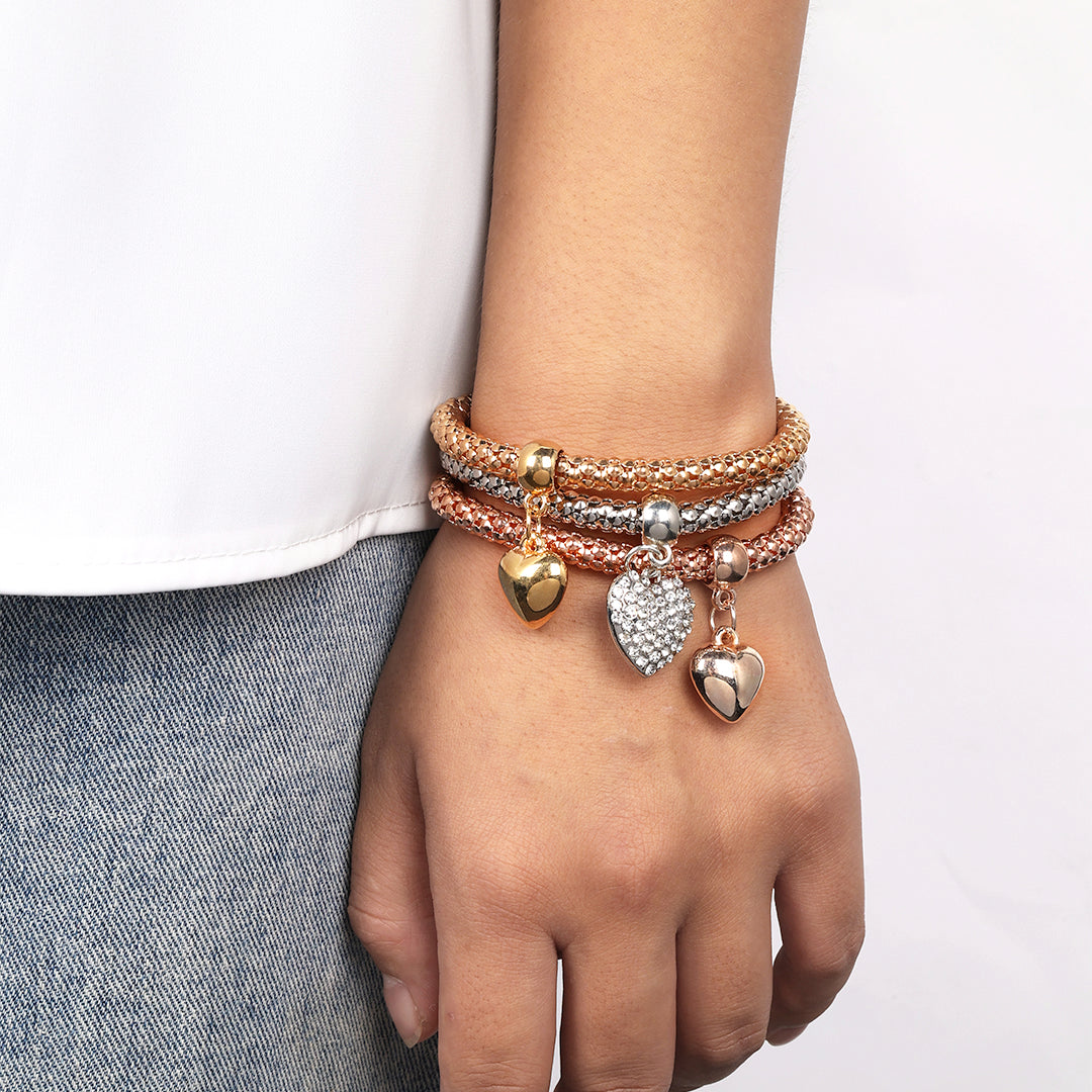Aria – Bracelete em metal com corações sólidos