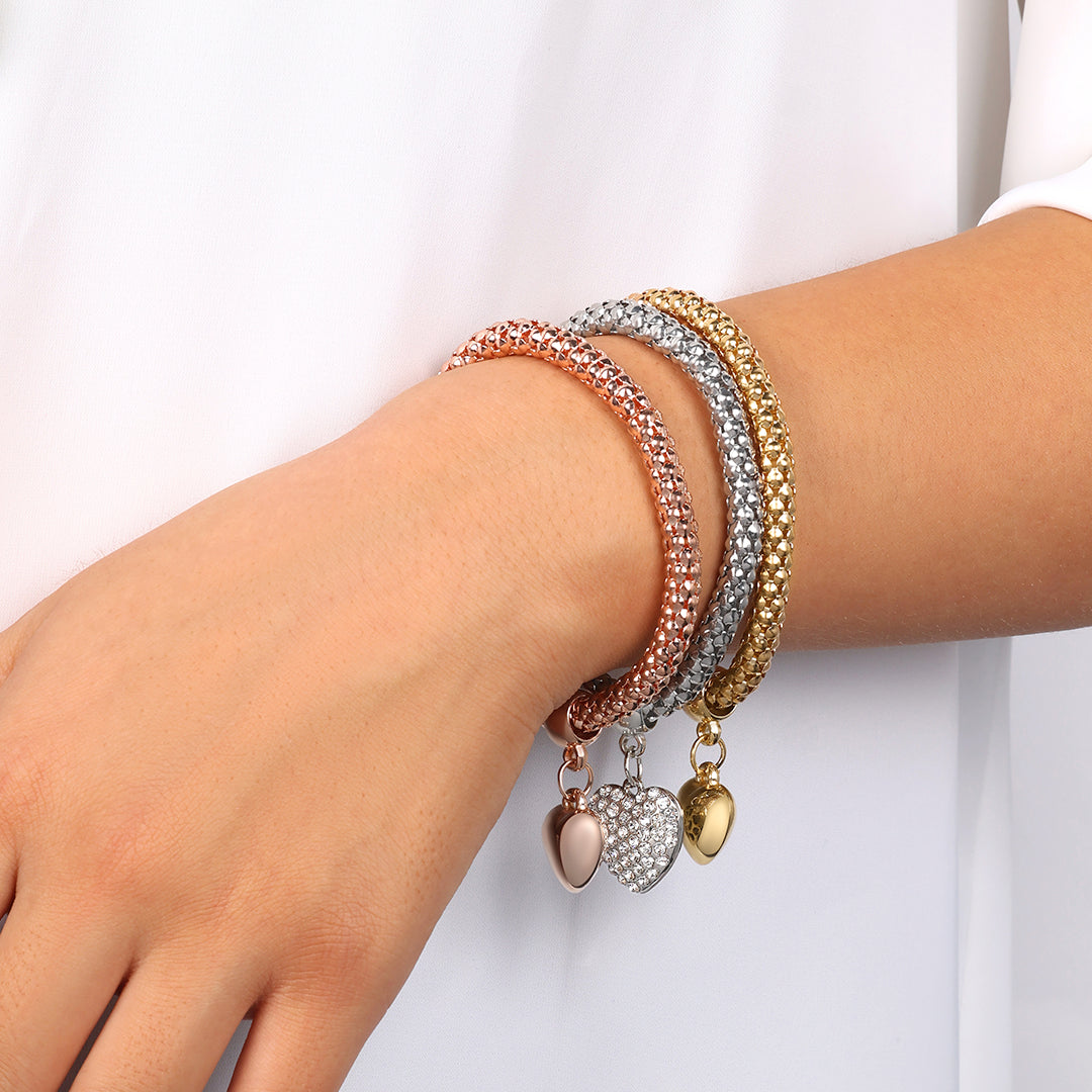 Aria – Bracelete em metal com corações sólidos