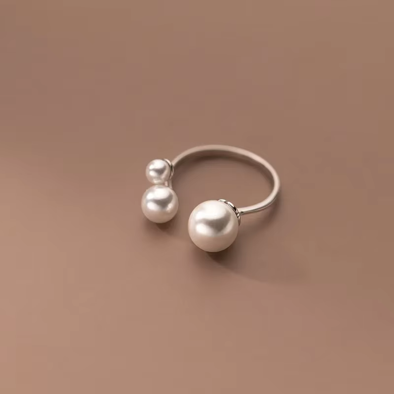 Clara – Bague ajustável com pérola de água doce e design triangular