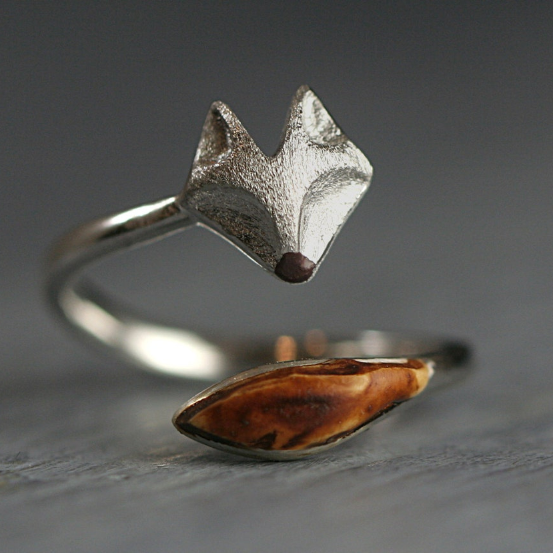 Bague ajustável em madeira - Bague em rosto de raposa prateada