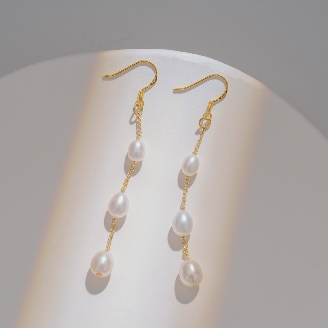 Várias gotas de pérolas - brincos pendentes