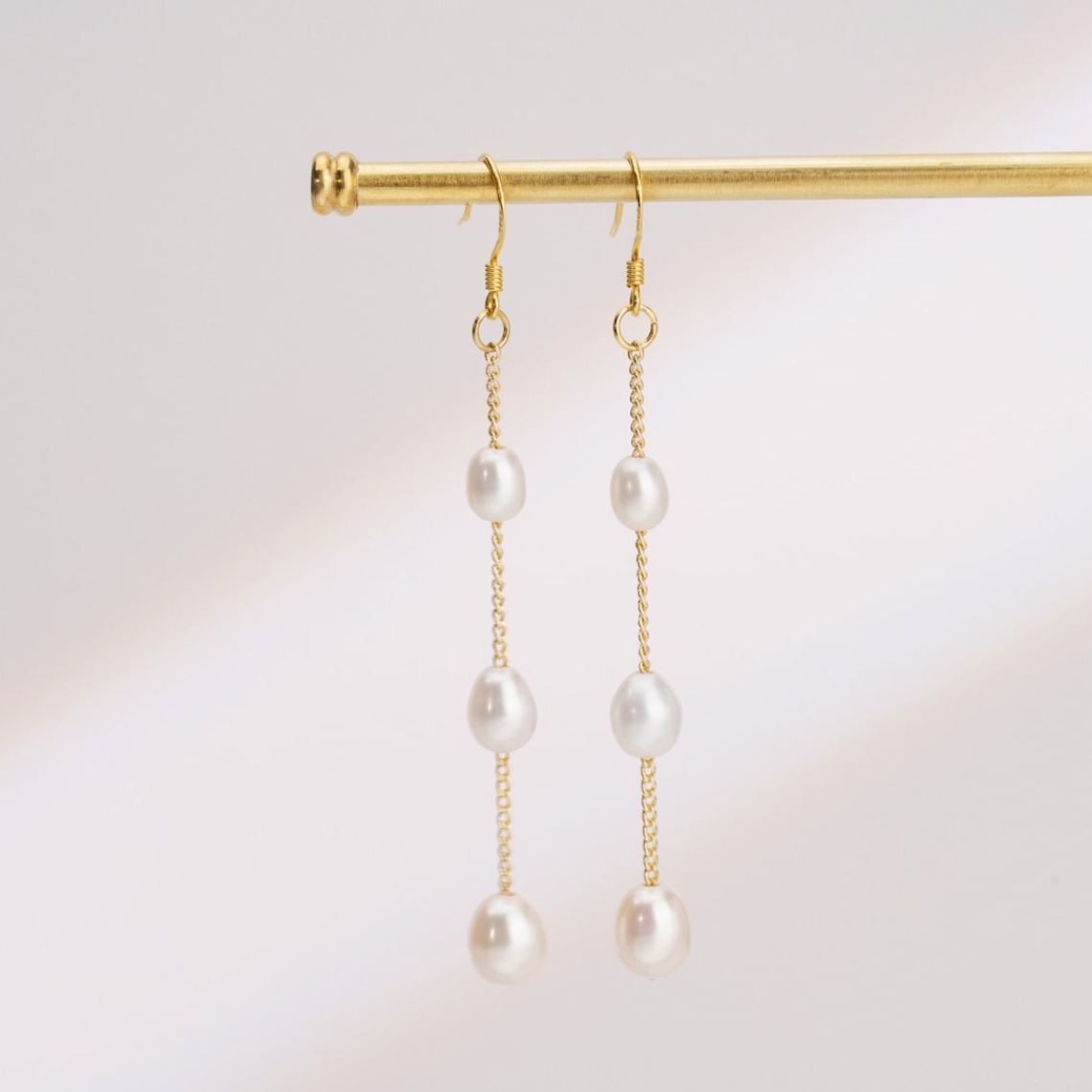 Várias gotas de pérolas - brincos pendentes