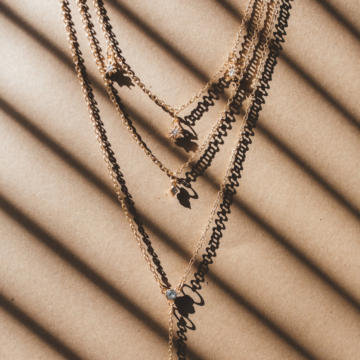 Colar em camadas com charms de estrela boho