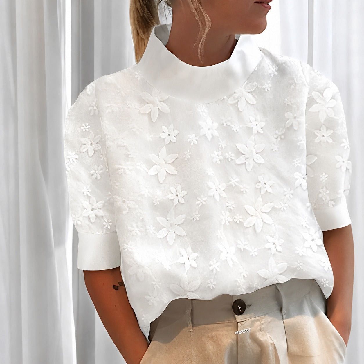 Julia - Blusa estilosa com gola alta bordada para mulheres