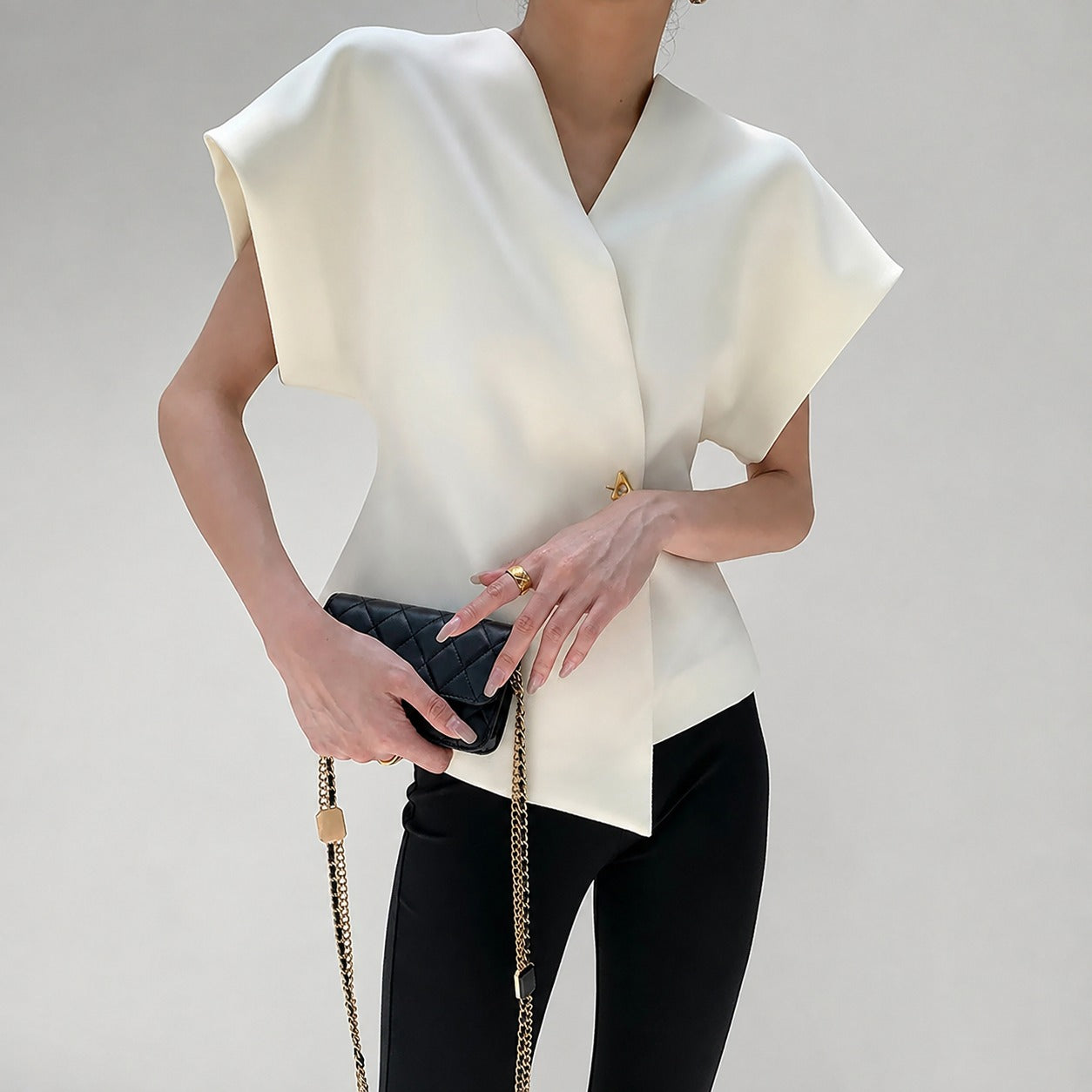 Leonie - Blusa com decote em V e fechamento com botões