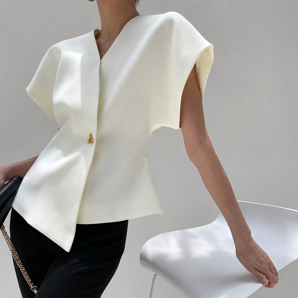 Leonie - Blusa com decote em V e fechamento com botões