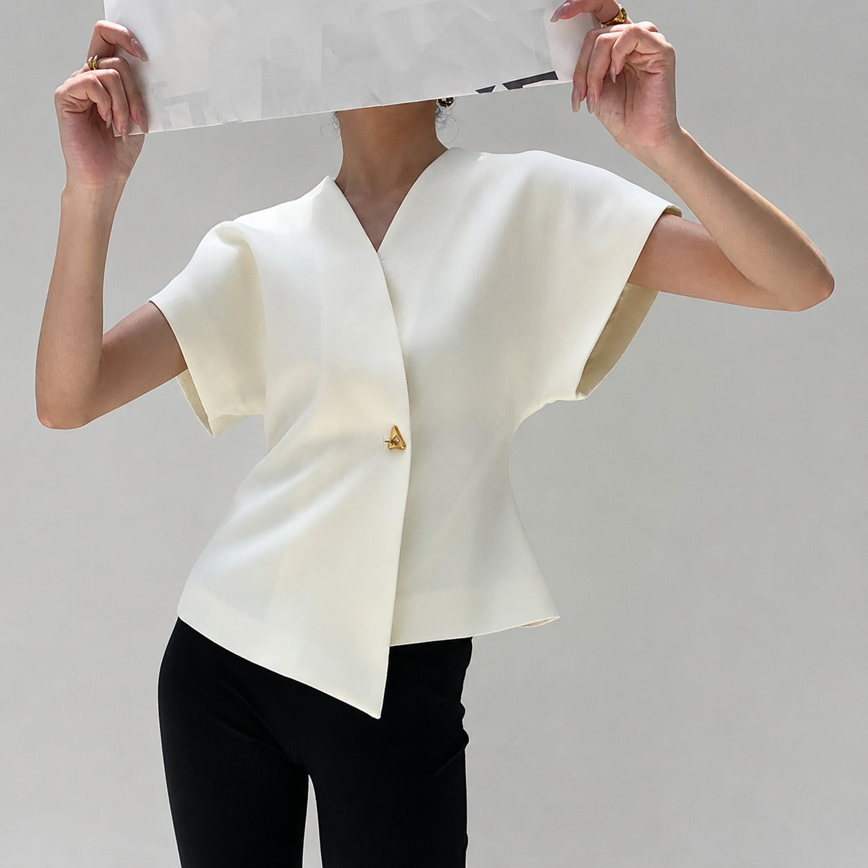 Leonie - Blusa com decote em V e fechamento com botões