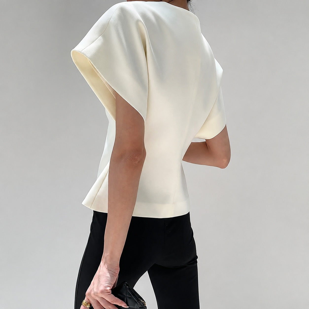 Leonie - Blusa com decote em V e fechamento com botões