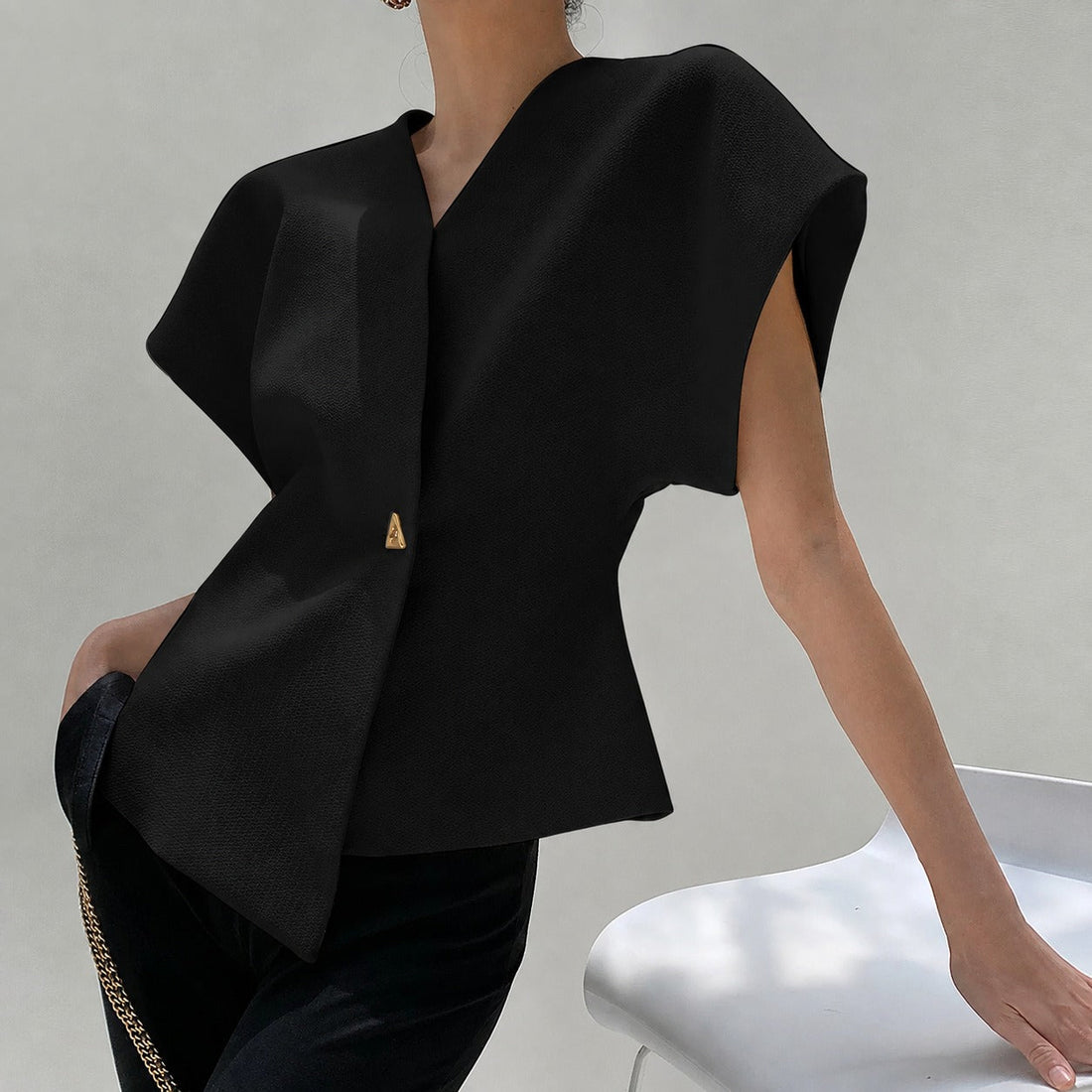 Leonie - Blusa com decote em V e fechamento com botões