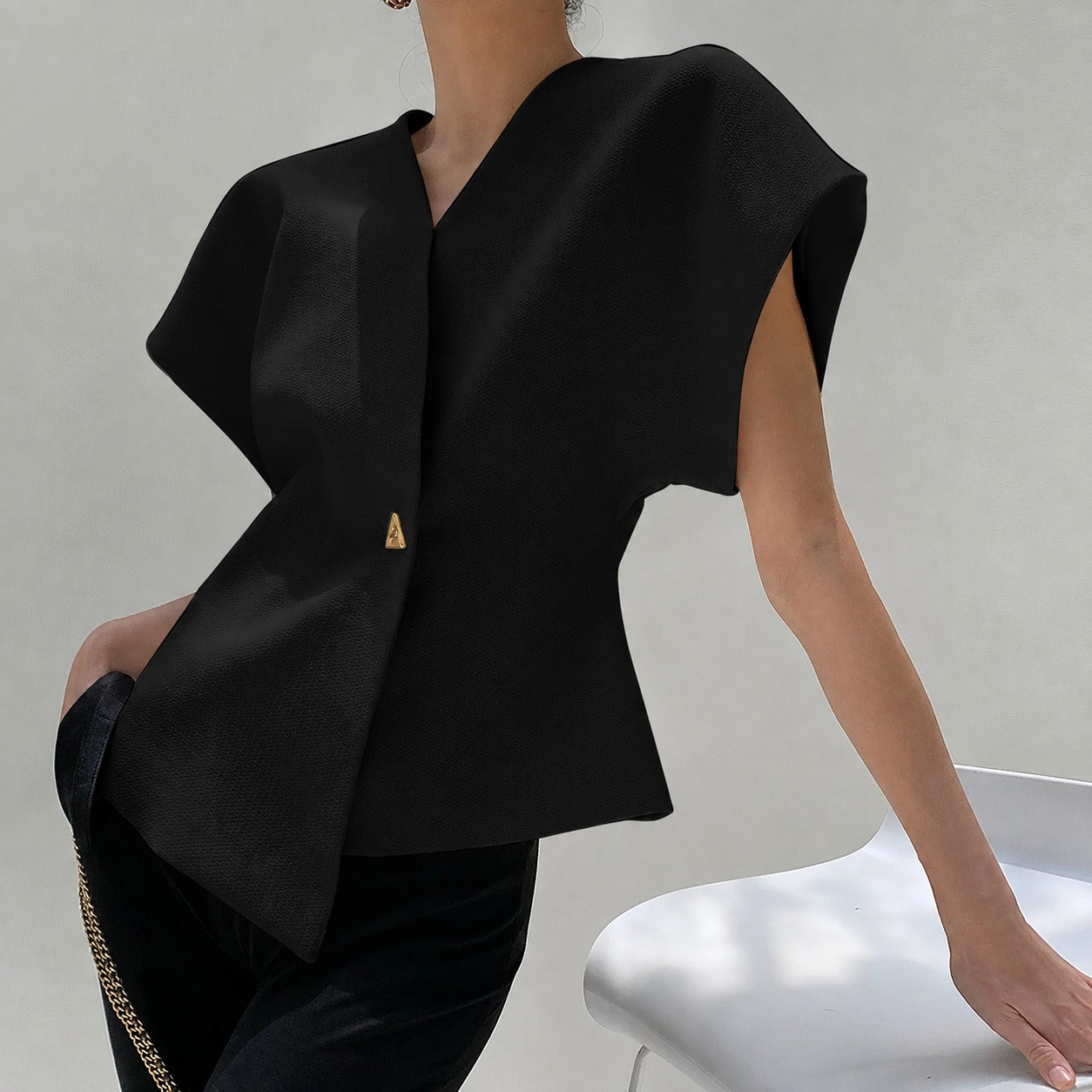 Leonie - Blusa com decote em V e fechamento com botões
