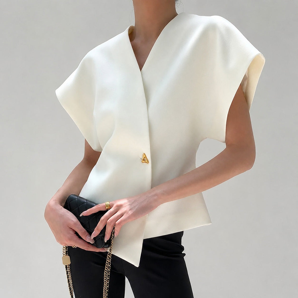 Leonie - Blusa com decote em V e fechamento com botões