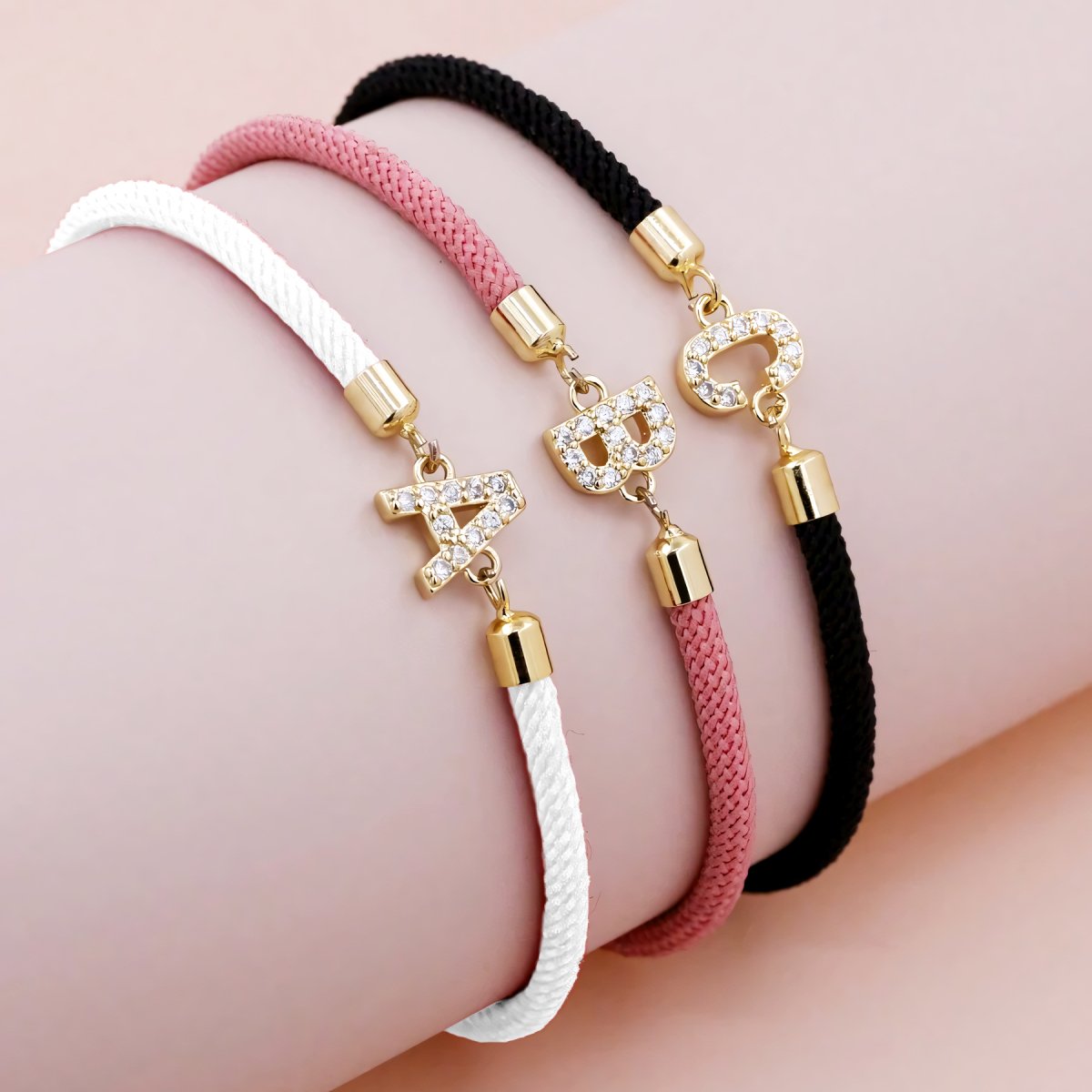 Calla – Bracelete ajustável com inicial gravada
