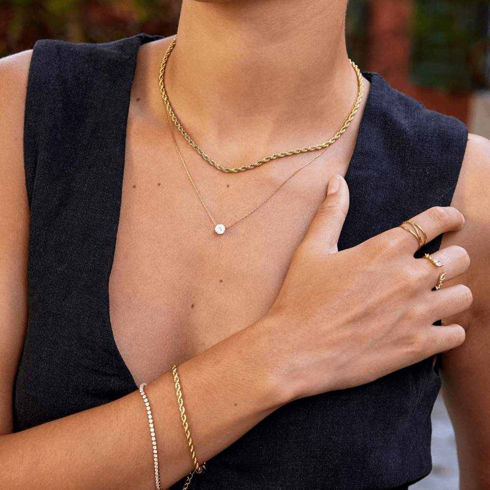 Amaris – Colar elegante com detalhe redondo