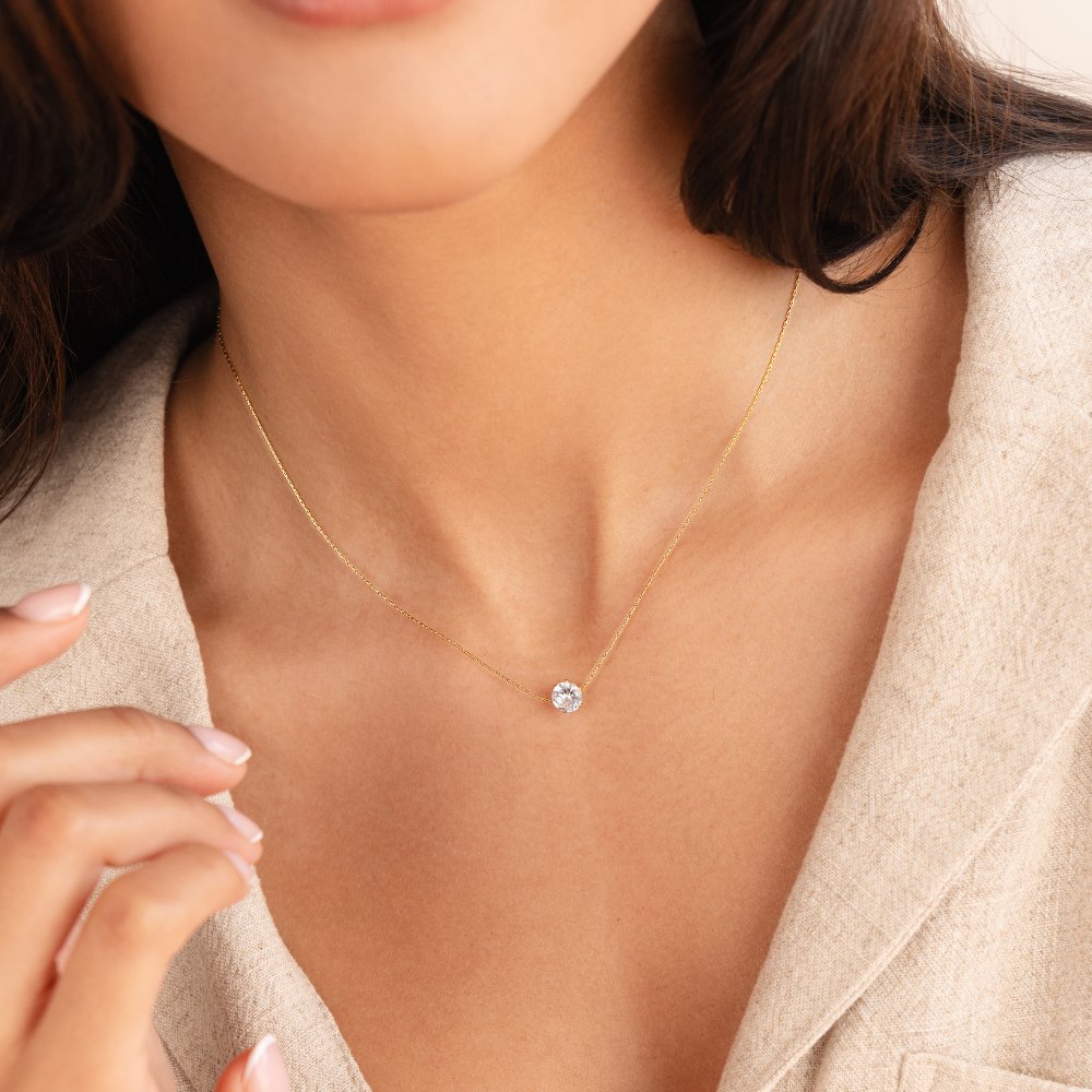 Amaris – Colar elegante com detalhe redondo