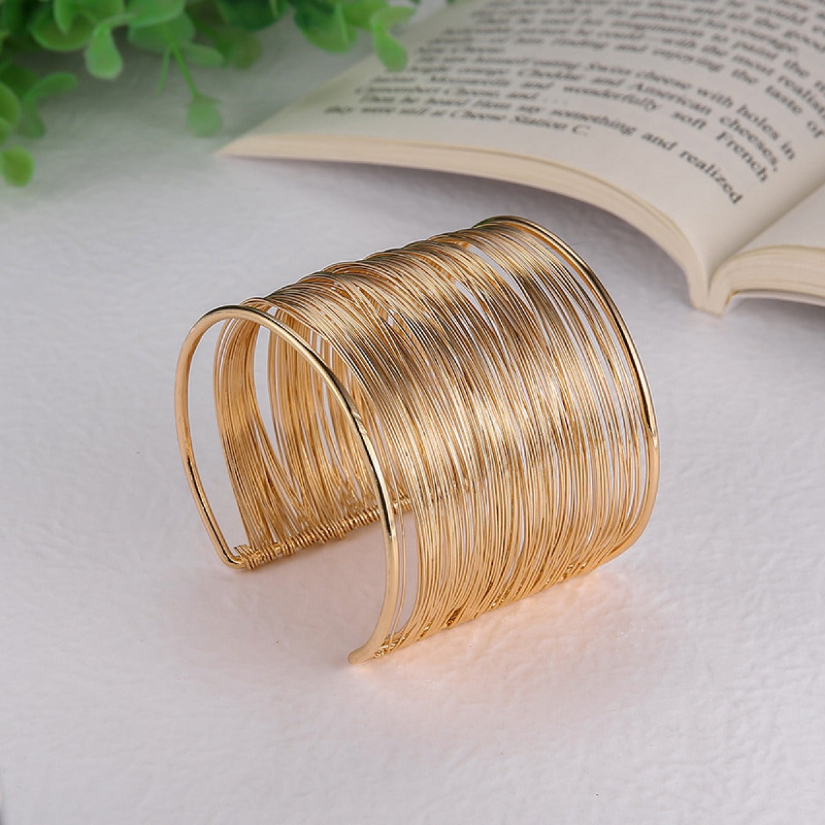 Nadine – Bracelete dourado de estilo vintage