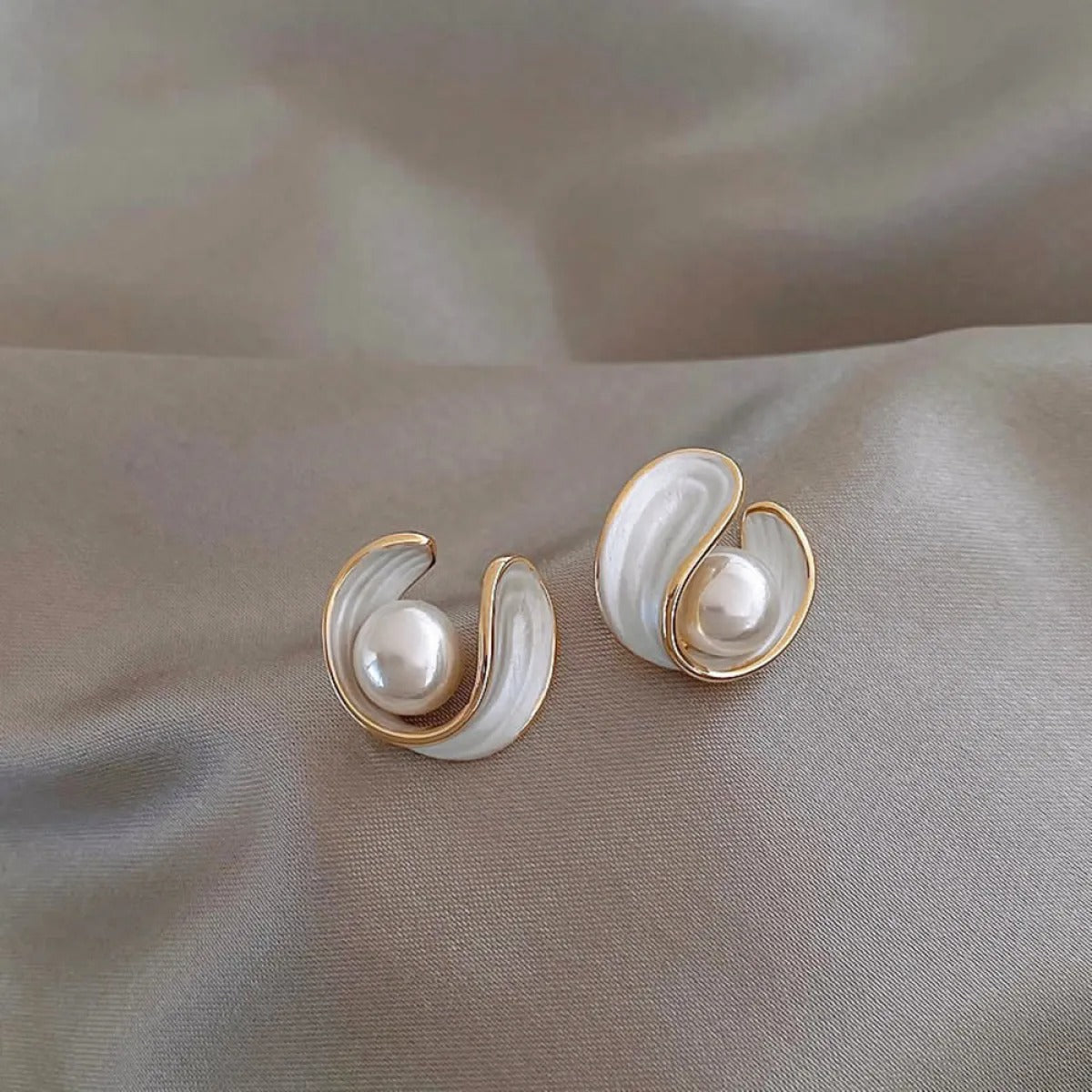 Alina – Brincos luxuosos com opala branca, pérola e dourado