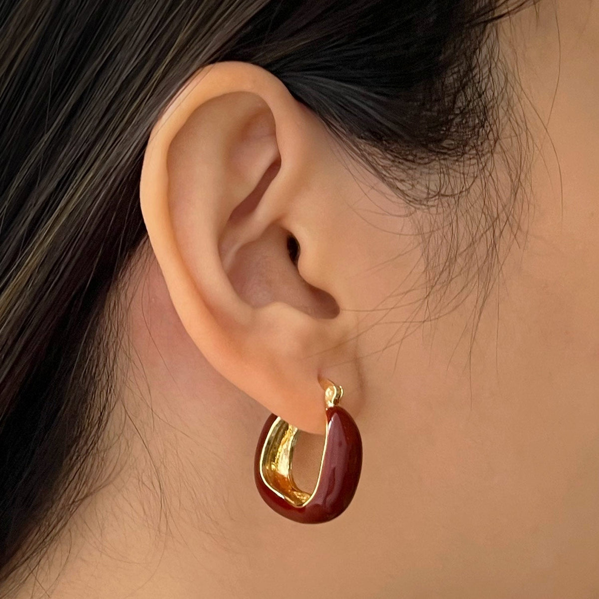 Brincos em esmalte vermelho vinho elegantes