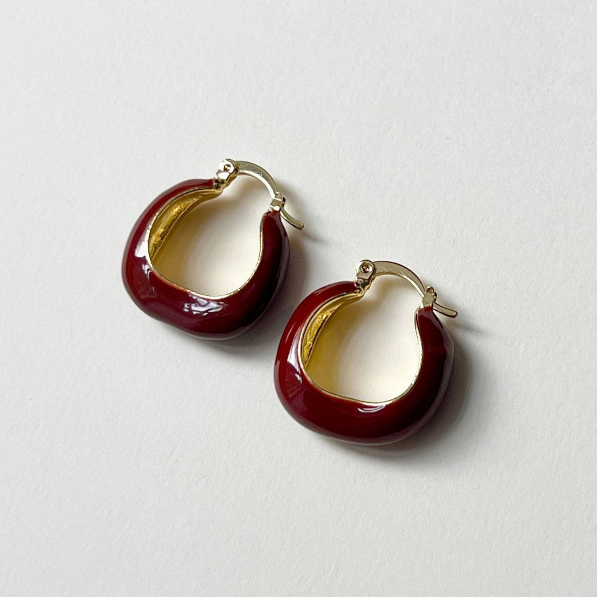 Brincos em esmalte vermelho vinho elegantes