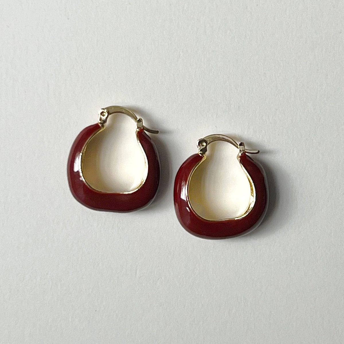 Brincos em esmalte vermelho vinho elegantes