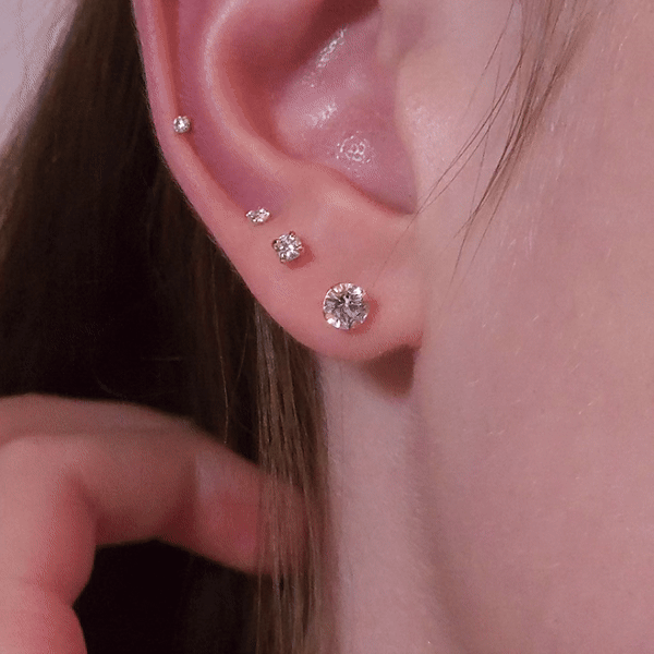 Sloane - Mini brincos brilhantes de 2mm